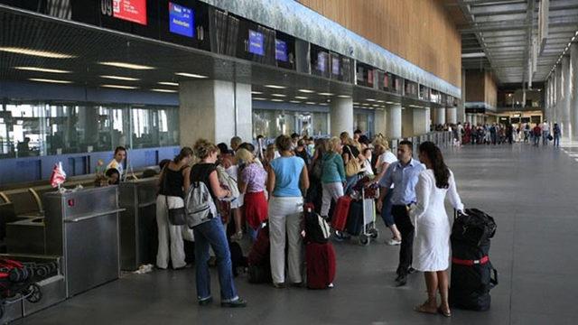 Dalaman Havalimanı’nda Patlayan Telefon Bataryası, Yolcuların Ödünü Patlattı (Video)