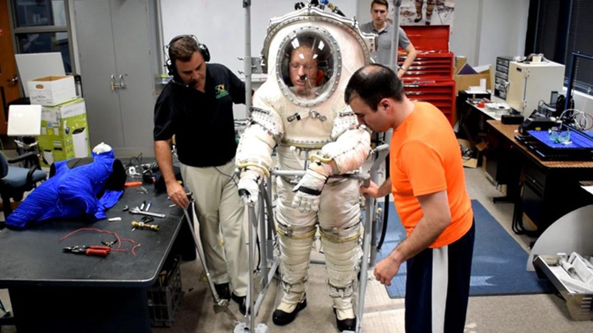 NASA’nın Uzay Elbisesi Sorunu, 2024 Ay Görevini Erteleyebilir