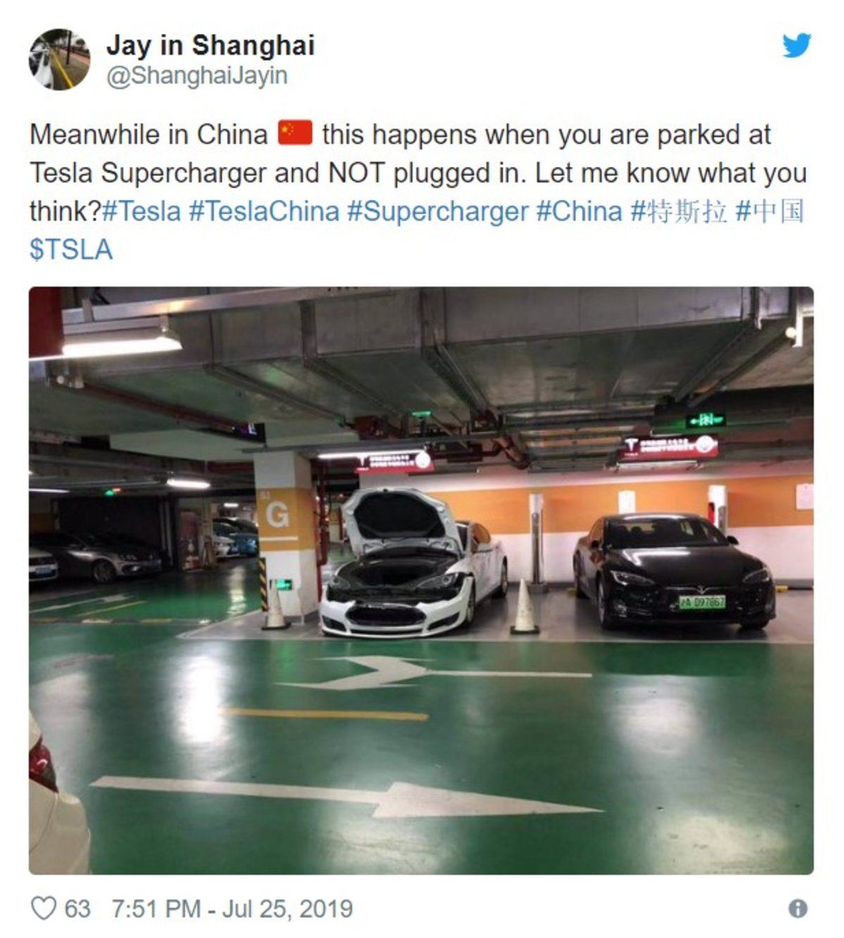 Şarj İstasyonunu Park Yeri Olarak Kullanan Tesla Model S’in İçler Acısı Son Hali