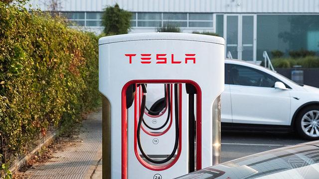 Şarj İstasyonunu Park Yeri Olarak Kullanan Tesla Model S’in İçler Acısı Son Hali