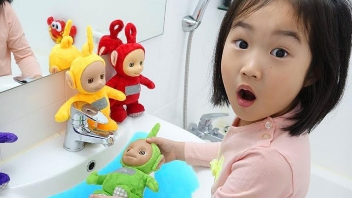 6 Yaşındaki YouTuber, 8 Milyon Dolara 5 Katlı Mülk Satın Aldı