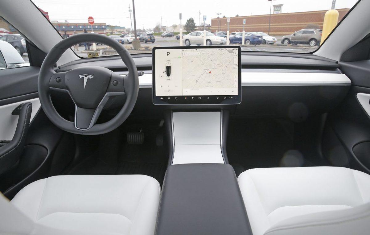 Tesla, Otomobillerde Netflix ve Hulu İzlemeyi Mümkün Kılacak