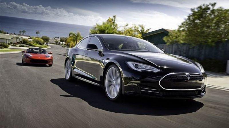 Tesla, Otomobillerde Netflix ve Hulu İzlemeyi Mümkün Kılacak