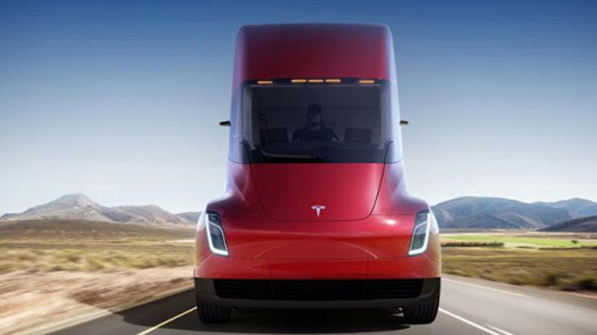 Tesla’nın Elektrikli Kamyonu Semi’nin Seri Üretimi 2021’e Ertelendi