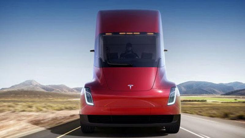 Tesla’nın Elektrikli Kamyonu Semi’nin Seri Üretimi 2021’e Ertelendi