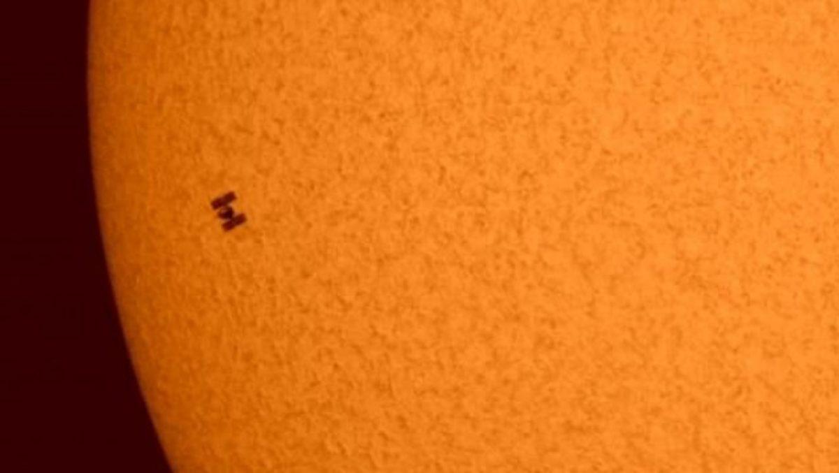 Dünyaca Ünlü Türk Astrofotoğrafçı, ISS’in Güneş’in Önünden Geçişini Fotoğrafladı