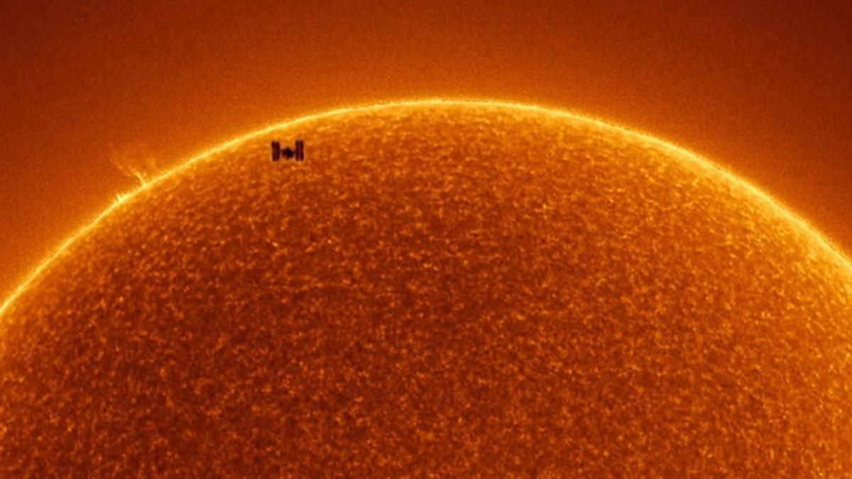 Dünyaca Ünlü Türk Astrofotoğrafçı, ISS’in Güneş’in Önünden Geçişini Fotoğrafladı