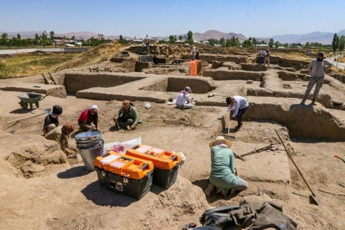 Van Kalesi Yakınlarında Kafatası Olmayan 2.700 Yıllık Bir Kadın İskeleti Bulundu