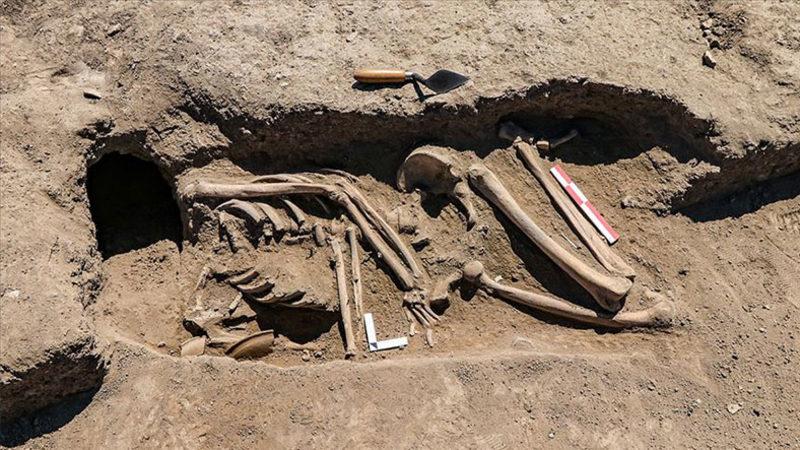 Van Kalesi Yakınlarında Kafatası Olmayan 2.700 Yıllık Bir Kadın İskeleti Bulundu