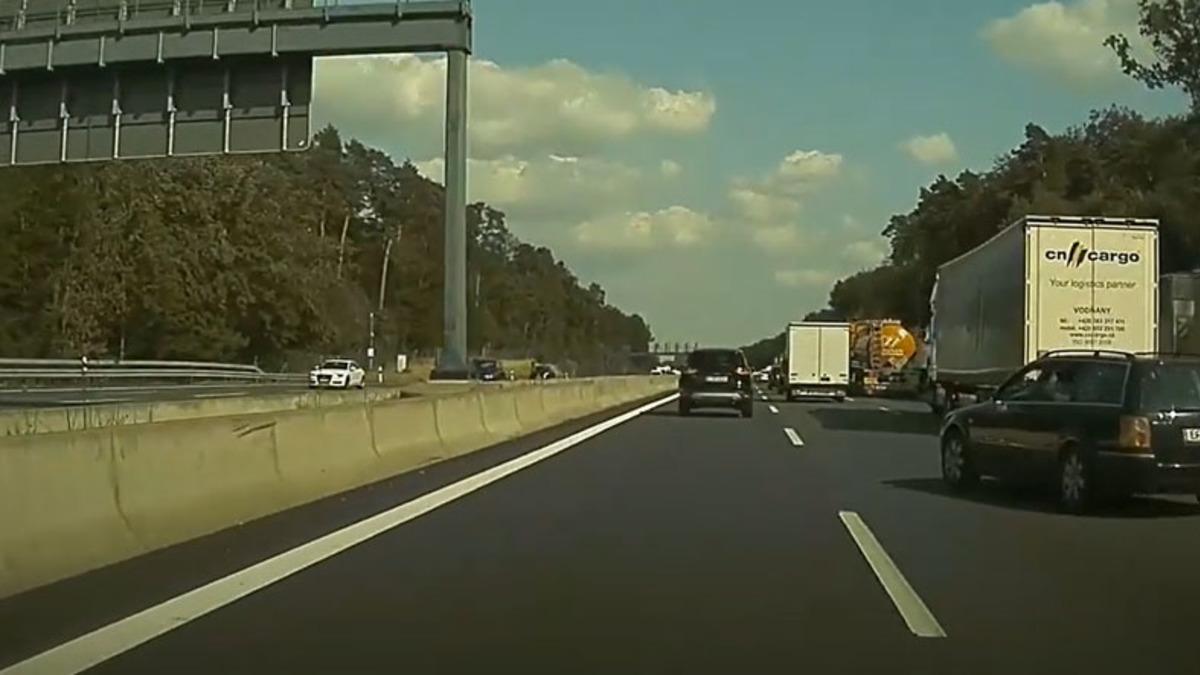 Bir Tesla Sürücüsü, Otopilot Kadar Hızlı Manevrasıyla Kazadan Kurtuldu (Video)