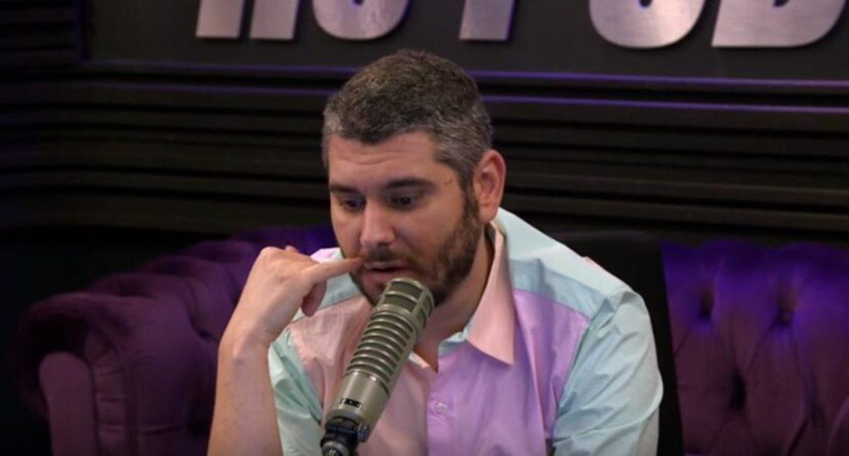 Bir YouTuber, Çıplaklık Sebebiyle Instagram’dan Yasaklanan Kadının Tükürüğünü İnceledi