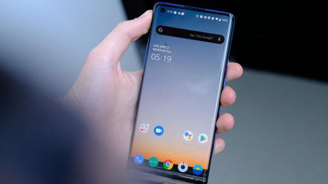 OnePlus 8 Pro, Siyah Ekran Sorunu İçin Kullanıcılara Üç Seçenek Öneriyor
