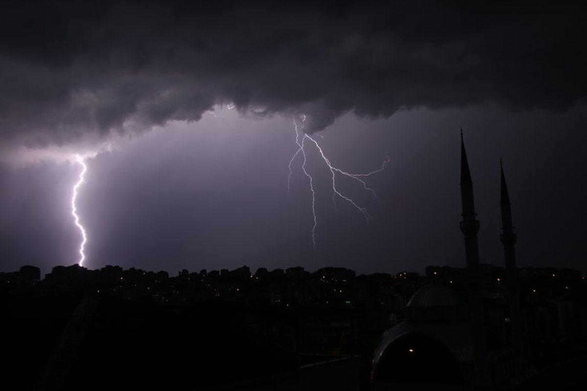 İstanbul’da Etkili Olan Şimşek ve Sağanak Yağışı Sonrası Sosyal Medyada Yapılan Paylaşımlar