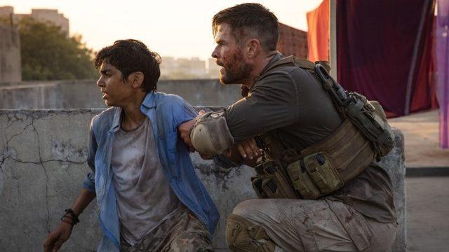 Netflix, Extraction Filminin İlk 4 Haftasında 90 Milyon İzleyiciye Ulaşmasını Bekliyor
