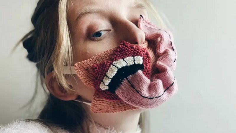 Bir Tasarımcının Sosyal Mesafeyi Eğlenceli Hale Getirdiği Örgü Maske Modelleri