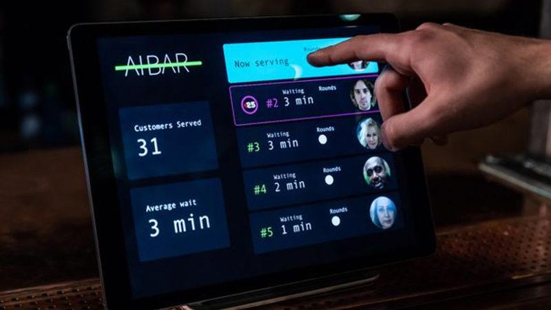 Dünyanın İlk Yapay Zeka Destekli Barı, İngiltere’de Hizmete Girdi (Video)