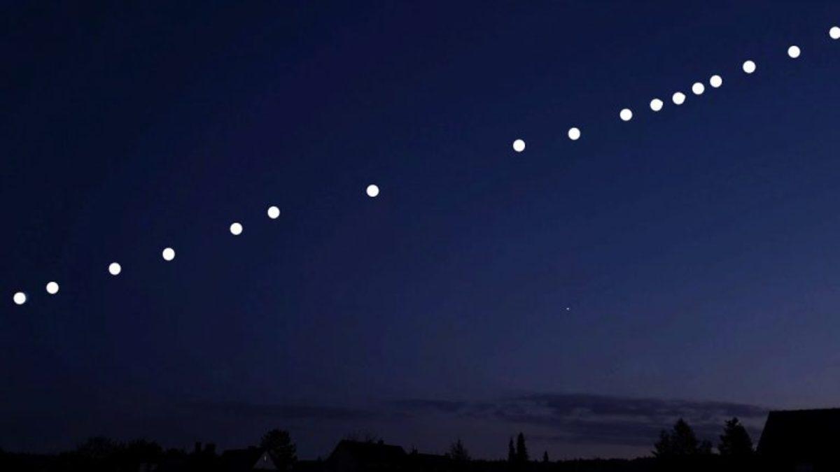 Bazı Kişilerin UFO Sandığı Starlink Uyduları Yeniden Yola Çıkıyor