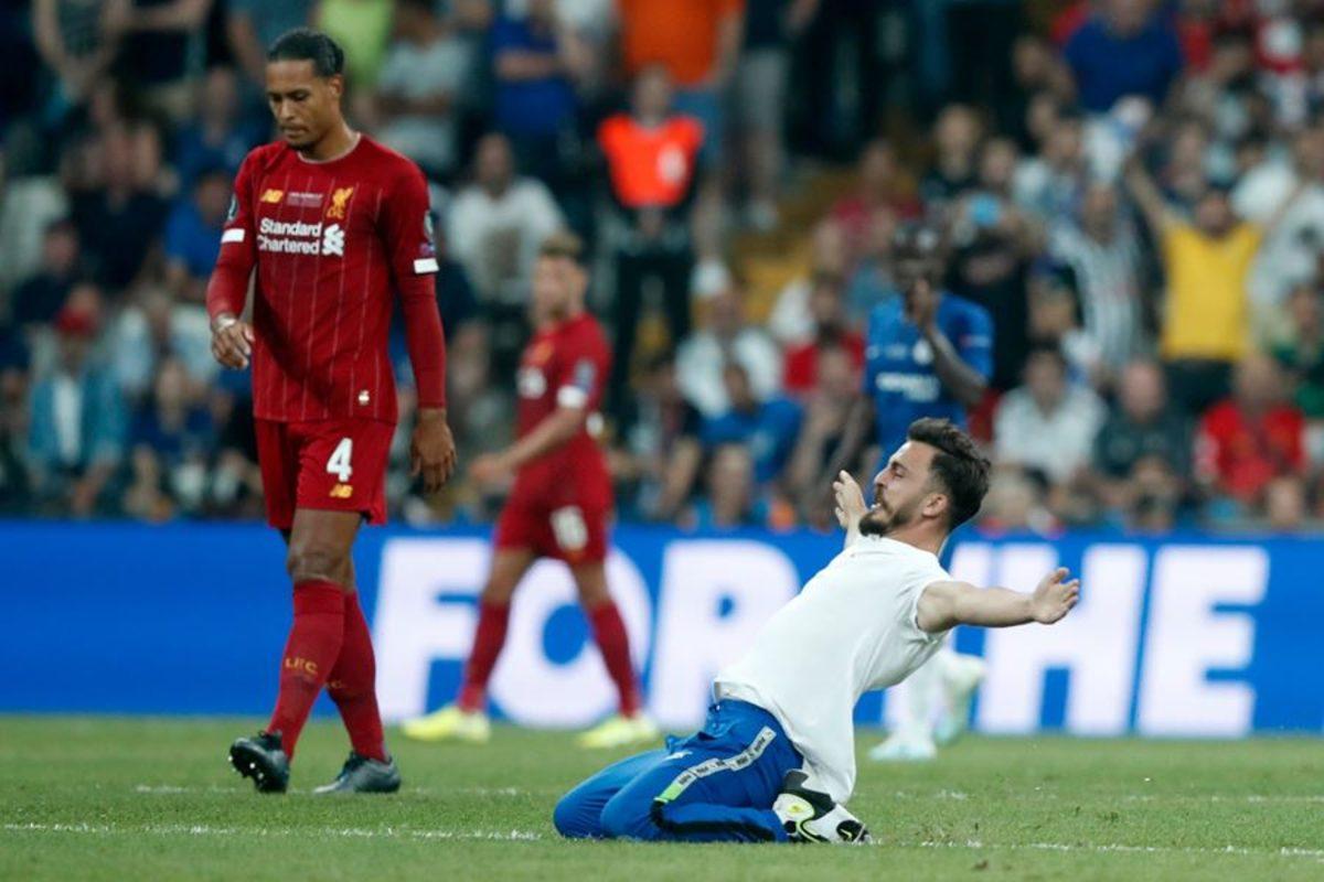 4,5 Milyon Aboneli Türk YouTuber, Chelsea - Liverpool Maçında Sahaya Girdi