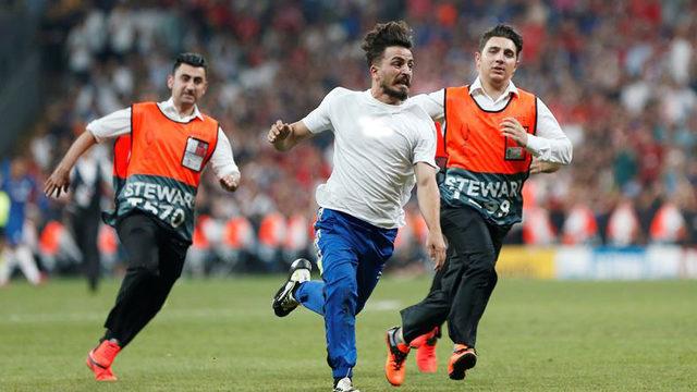 4,5 Milyon Aboneli Türk YouTuber, Chelsea - Liverpool Maçında Sahaya Girdi