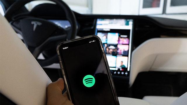 Elon Musk, ABD’deki Tesla’larda Slacker İnadından Vazgeçerek Spotify Desteği Sunacak