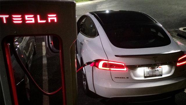 Tesla, Otomobillerin Batarya Kapasitesini Düşürdüğünü Doğruladı