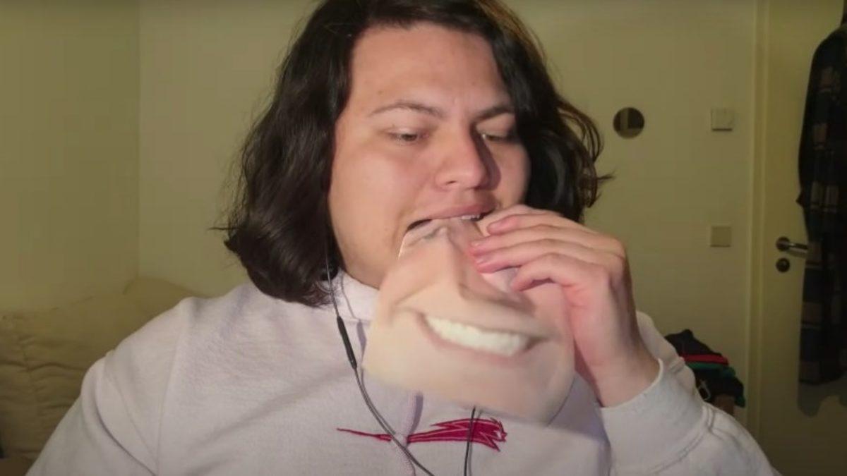 Bir Adam, 50 Bin Dolar Bağış İçin 464 Gün Boyunca YouTuber MrBeats’in Fotoğrafını Yedi