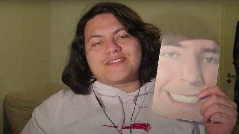 Bir Adam, 50 Bin Dolar Bağış İçin 464 Gün Boyunca YouTuber MrBeats’in Fotoğrafını Yedi