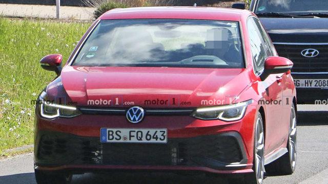 Volkswagen Golf’ün 300 Beygirlik GTI TCR Versiyonu, Test Sürüşünde Görüntülendi (Video)