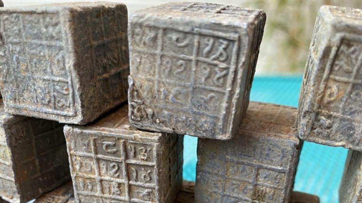 İngiltere’deki Bir Nehirde, Üzerinde Sayılar Olan Esrarengiz Küpler Bulundu