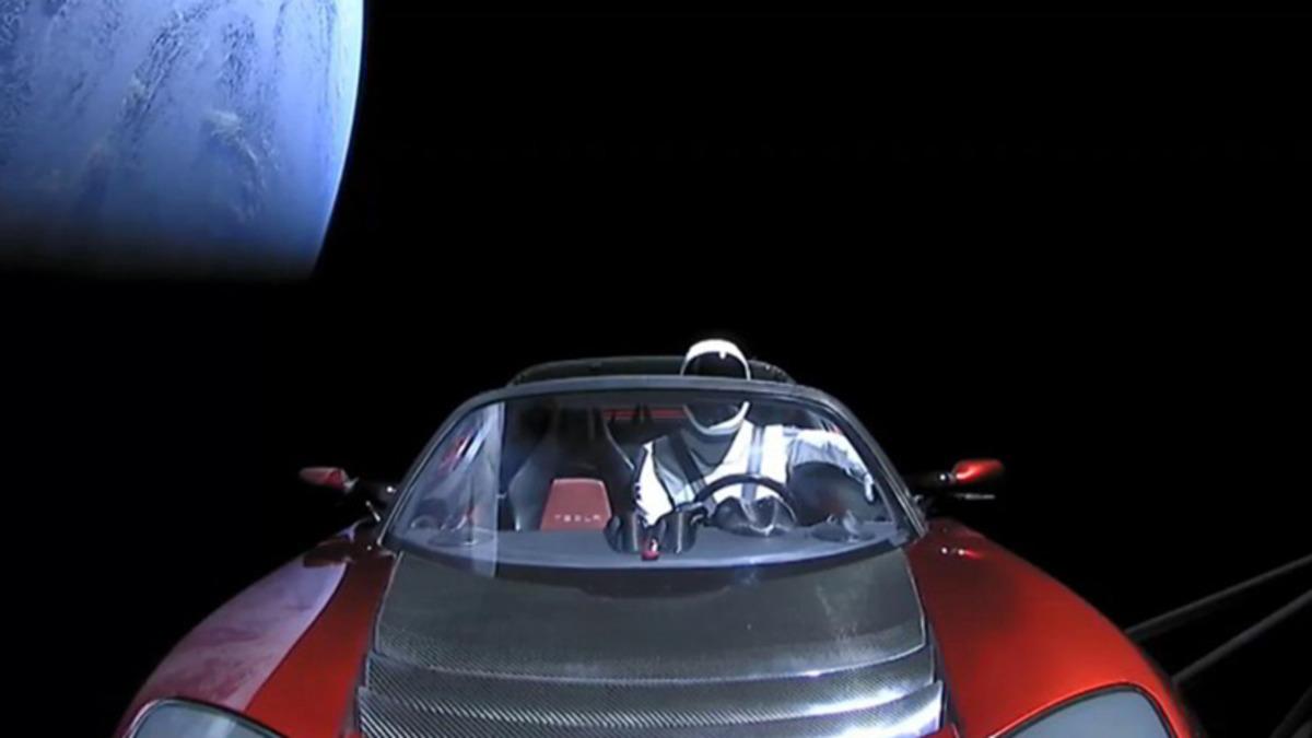 Elon Musk’ın Uzaya Gönderdiği Tesla, Güneş Etrafındaki İlk Turunu Tamamladı