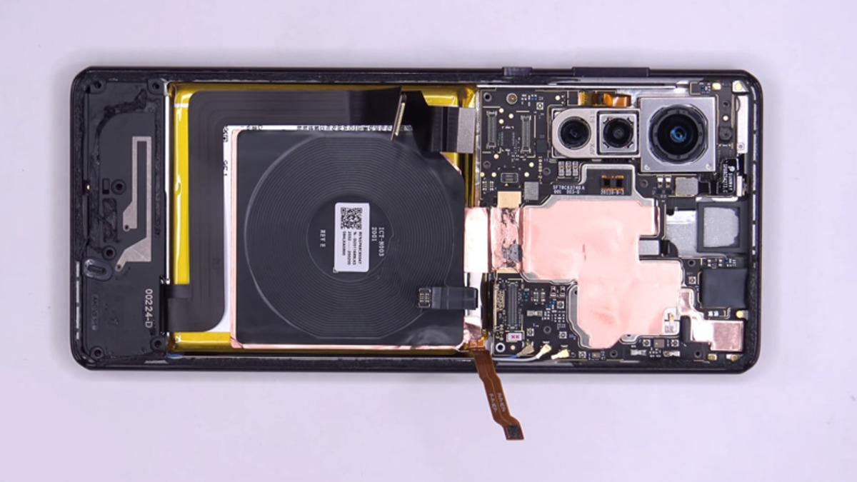 Motorola Edge+, Parçalarına Ayrıldı (Video)