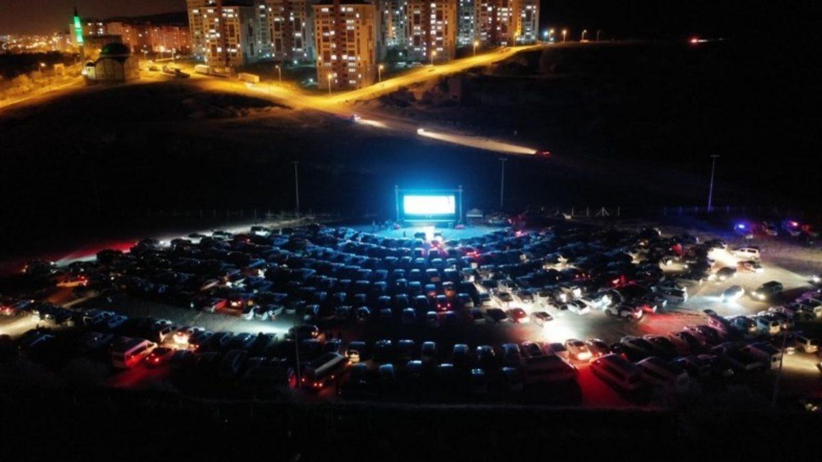 İzmir ve Nevşehir’de Düzenlenen ‘Arabalı Sinema’ Etkinliğine Büyük İlgi