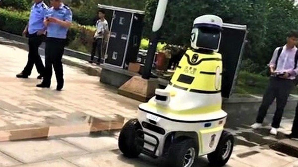 Robot Trafik Polisleri Çin’de Göreve Başladı