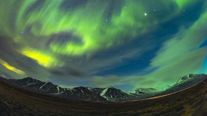 Gökyüzünde Bir Kuş ve Tavşanın Belirdiği İnanılmaz Aurora Fotoğrafı