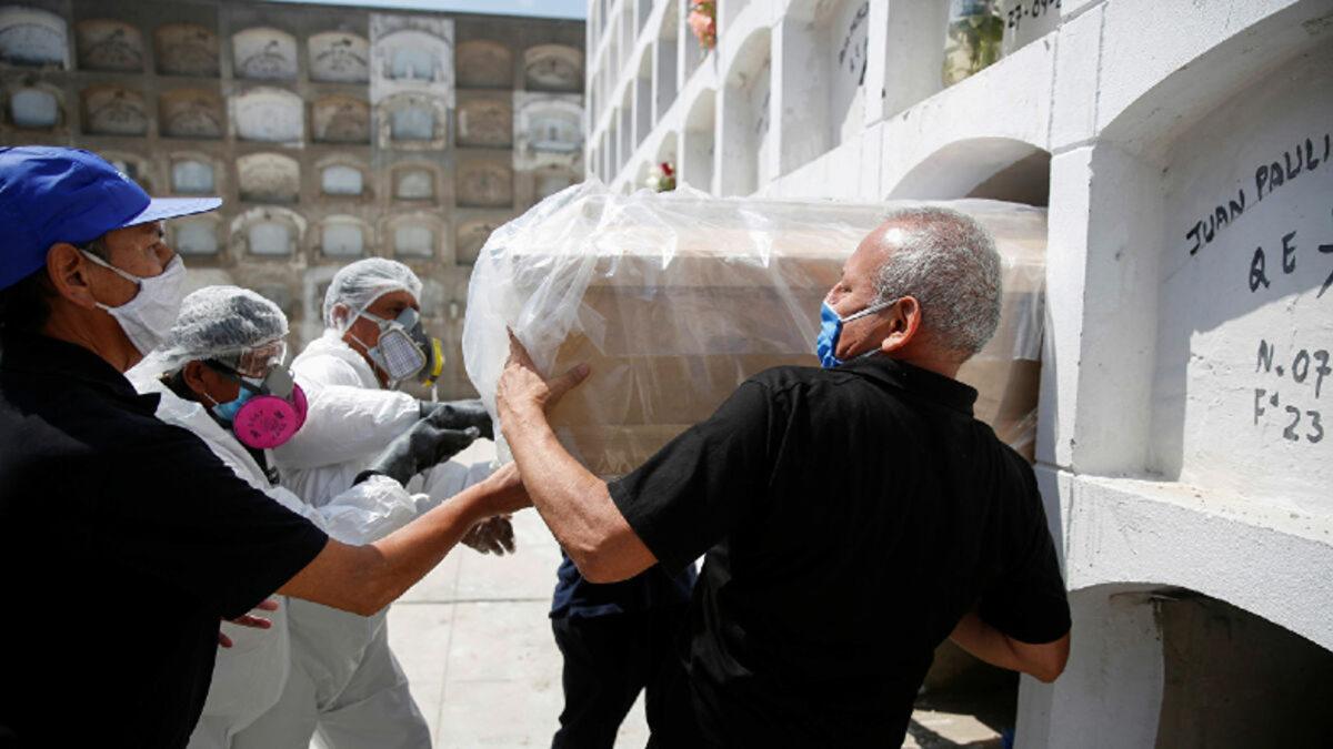 Peru’da Karantina Kurallarına Uymayan Belediye Başkanı, Tabuta Girip Ölü Taklidi Yaptı