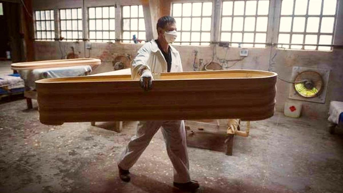 Peru’da Karantina Kurallarına Uymayan Belediye Başkanı, Tabuta Girip Ölü Taklidi Yaptı