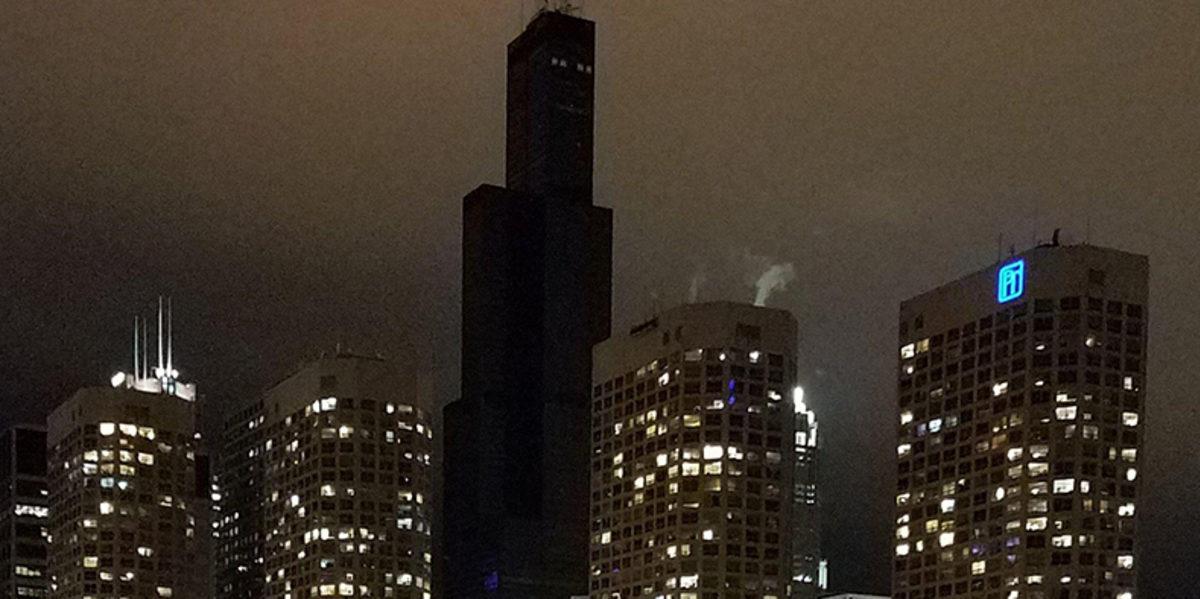 Sel Nedeniyle Elektriği Kesilen Gökdelenin Ürkütücü Görüntüsü