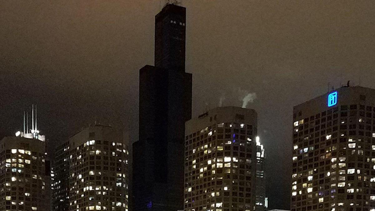 Sel Nedeniyle Elektriği Kesilen Gökdelenin Ürkütücü Görüntüsü