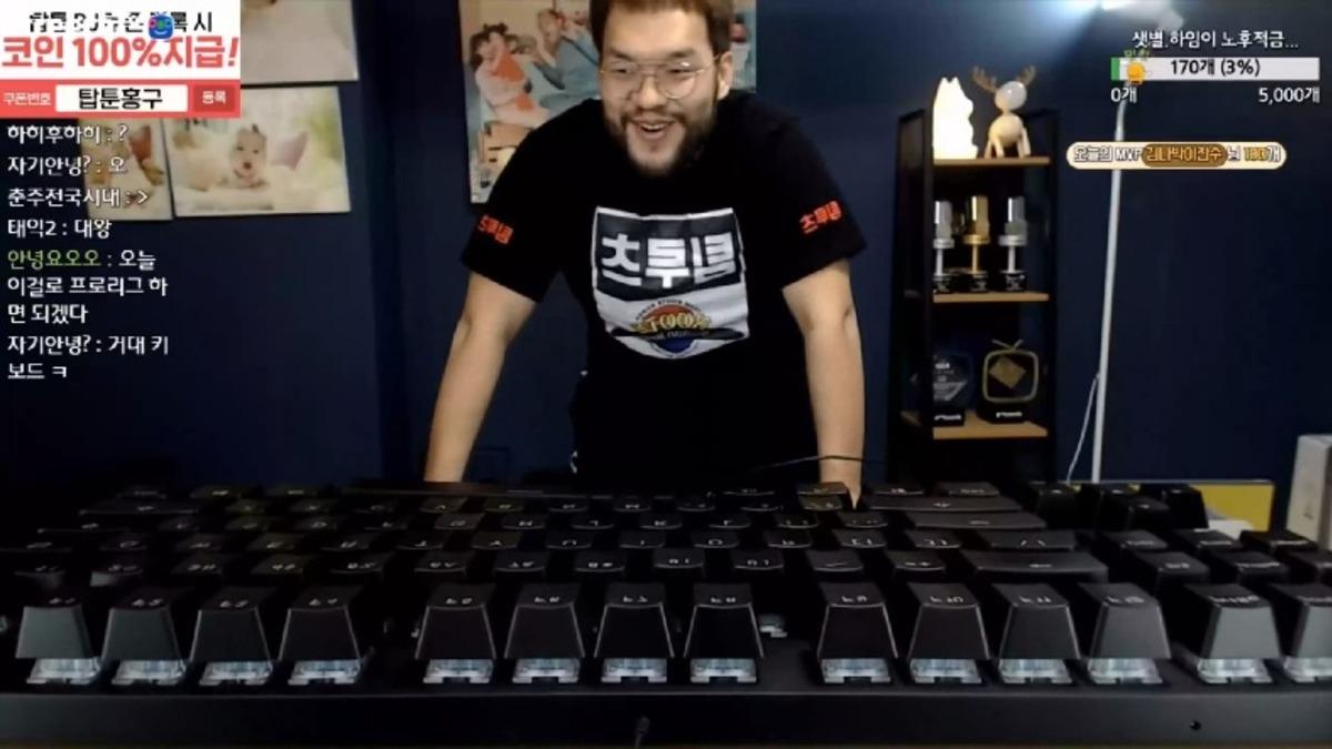 Profesyonel Bir Oyuncu, Starcraft’ı Masa Büyüklüğünde Klavyeyle Oynadı