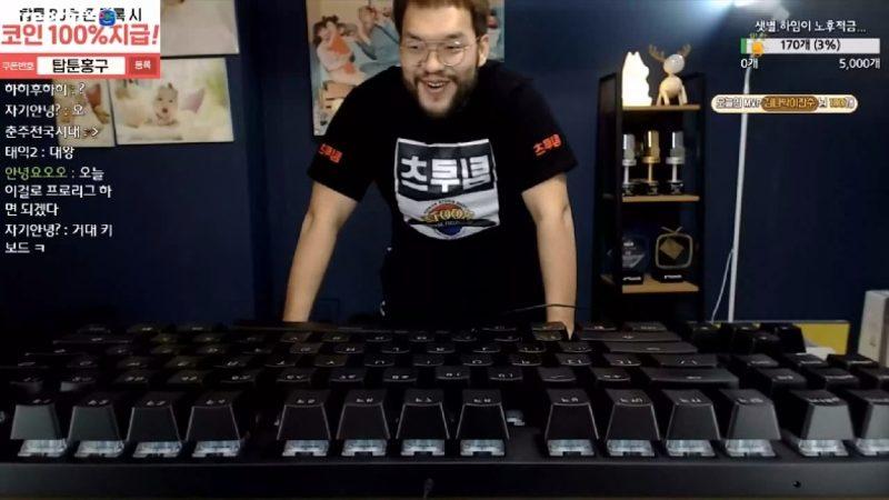 Profesyonel Bir Oyuncu, Starcraft’ı Masa Büyüklüğünde Klavyeyle Oynadı