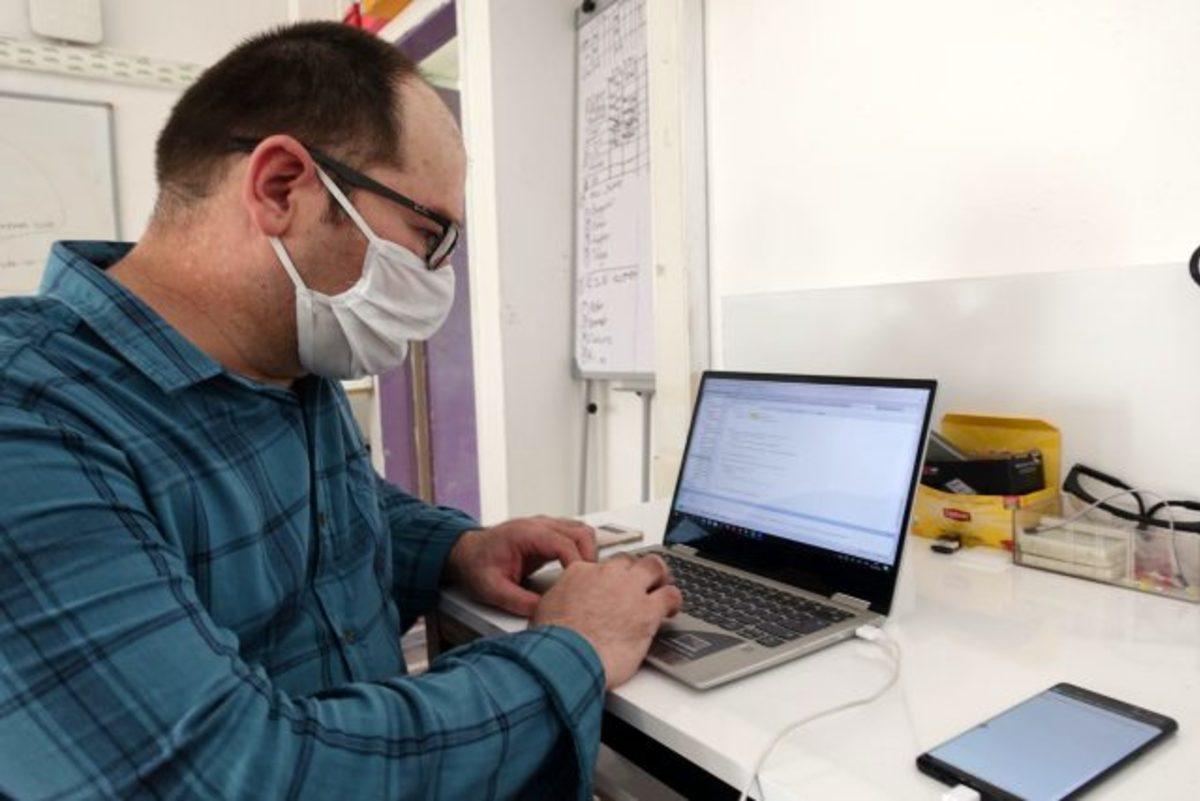 Türk Lise Öğretmeni, Bluetooth ile Sosyal Mesafe İhlalini Algılayan Uygulama Geliştirdi