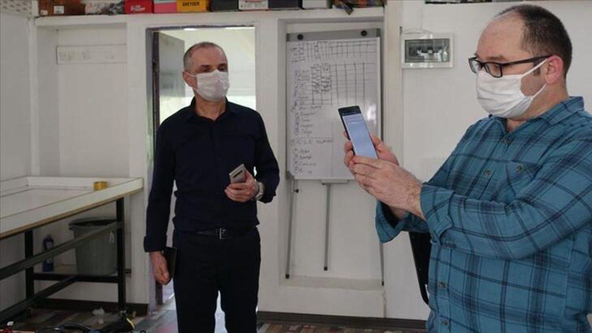 Türk Lise Öğretmeni, Bluetooth ile Sosyal Mesafe İhlalini Algılayan Uygulama Geliştirdi