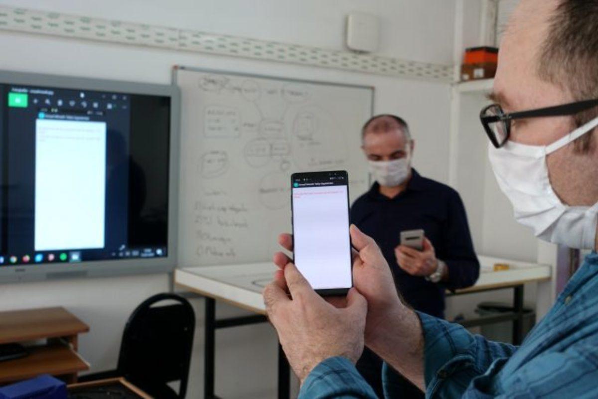 Türk Lise Öğretmeni, Bluetooth ile Sosyal Mesafe İhlalini Algılayan Uygulama Geliştirdi