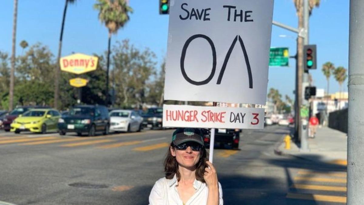 Favori Dizisi İptal Edilen Kadın, Netflix’in Önünde Açlık Grevi Yapıyor