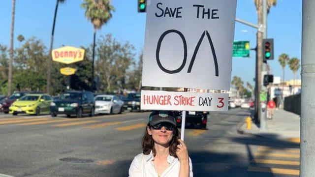 Favori Dizisi İptal Edilen Kadın, Netflix’in Önünde Açlık Grevi Yapıyor