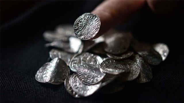 İngiltere’de 6 Milyon Dolar Değerinde 1000 Yıllık Madeni Paralar Bulundu