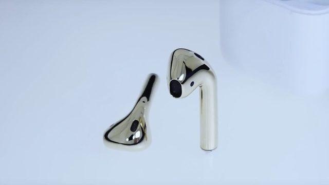 Bir YouTuber, 18 Ayar Altın Kaplama AirPods Yaptı (Video)