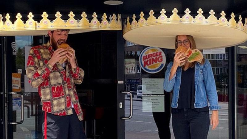 Burger King’in Sosyal Mesafe Kuralına Uymak Zorunda Bırakan Yeni Tacı