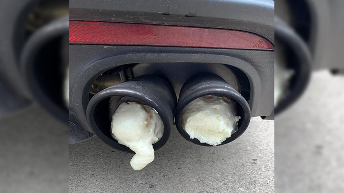 Egzoz Sesine Sinirlenen Bir Kişi, Komşusunun Mustang’inin Egzozunu Köpükle Doldurdu