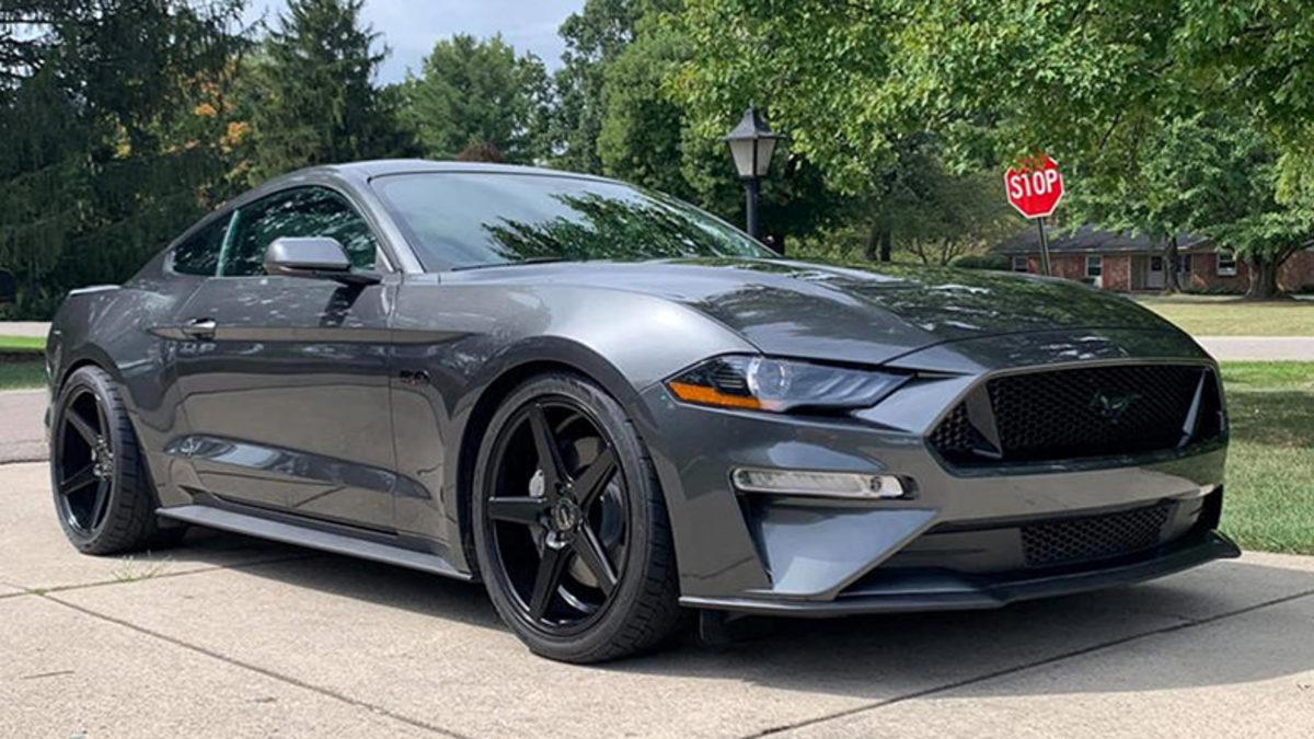 Egzoz Sesine Sinirlenen Bir Kişi, Komşusunun Mustang’inin Egzozunu Köpükle Doldurdu